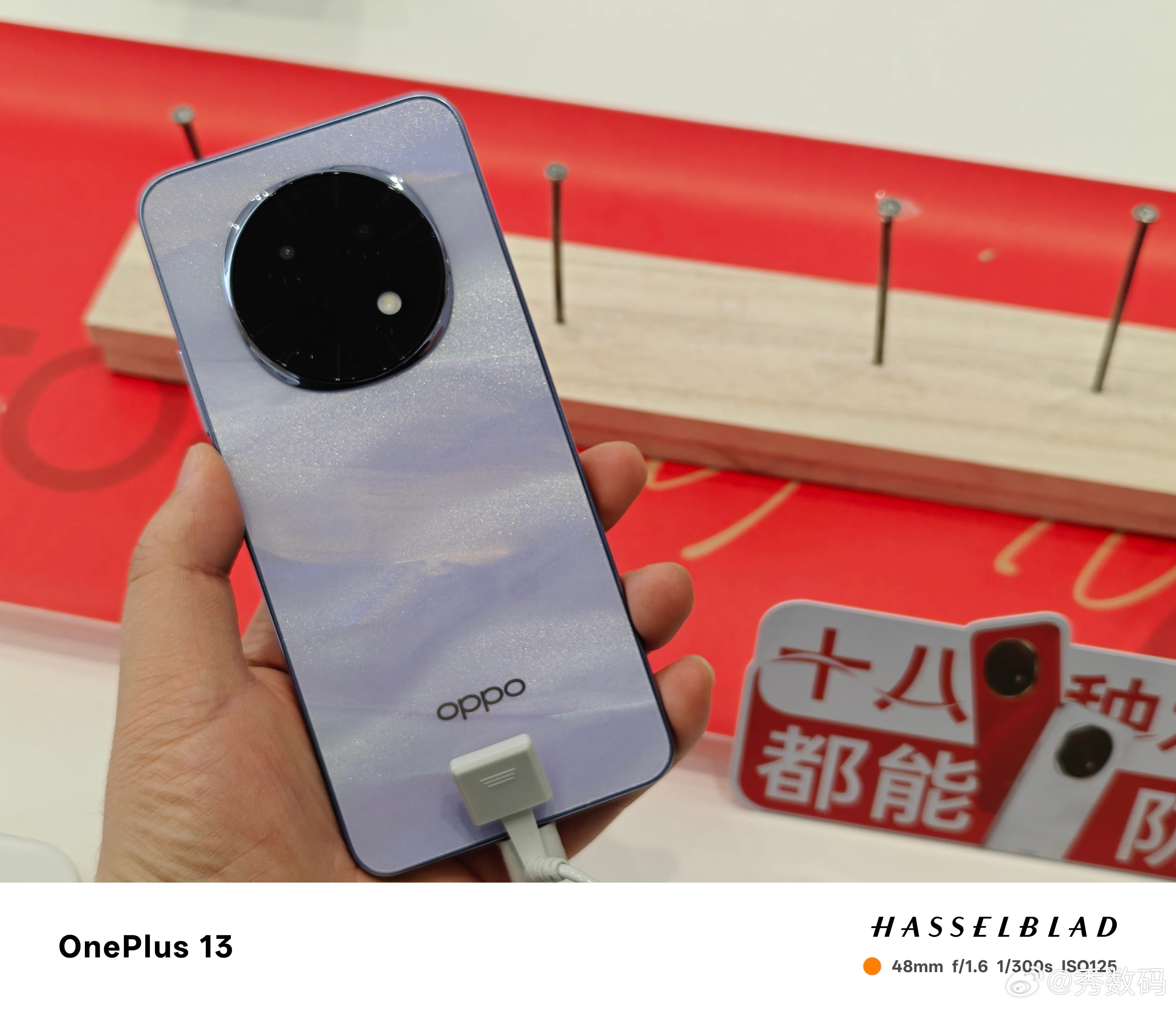 今天抽空来线下体验了OPPO A5 Pro，店员给我说这手机随便造，屏幕可以砸钉