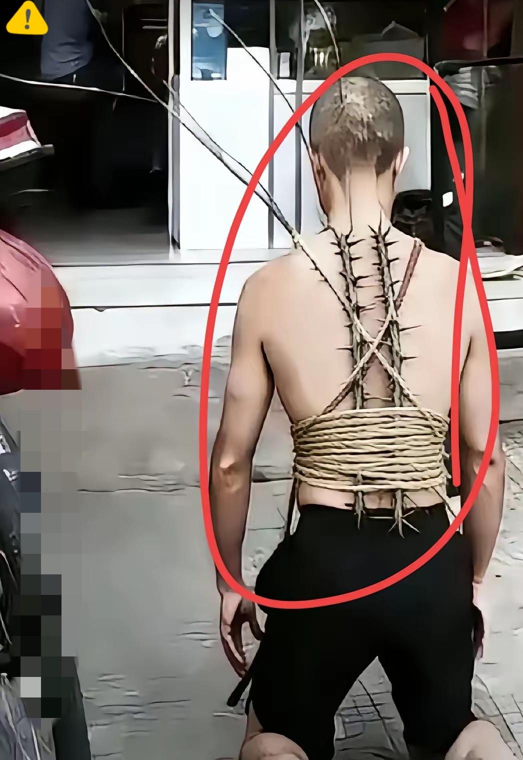 湖北男子偷拿父母30万养老钱输掉，
在杂货铺门前跪到膝盖发紫，
换来的还是父母的