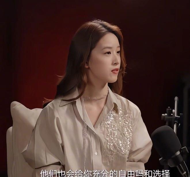 章泽天打破豪门十几年谣言，赌王女儿何超琼终于澄清，从没被人剪过翅膀。
