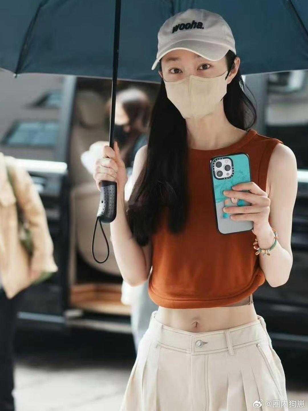 宋轶这条裤子看着好悬，真担心走着走着会滑落 