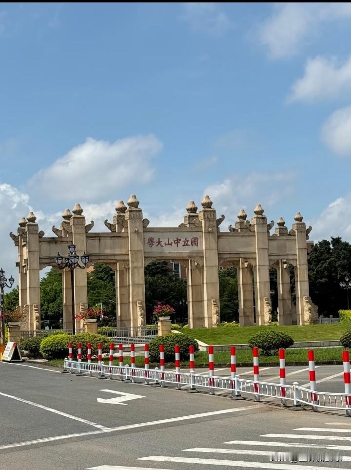 这个大学 400 分能去吗
看起来挺高级的，就是不知道好不好进