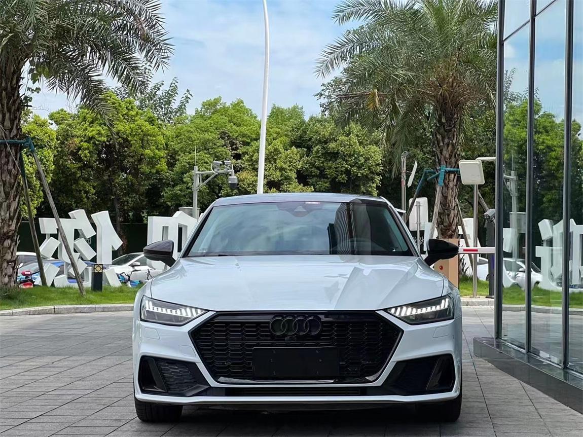 奥迪 A7 45TFSI 臻选型 白外/黑内245马力的中大型轿跑，帅就完事了[