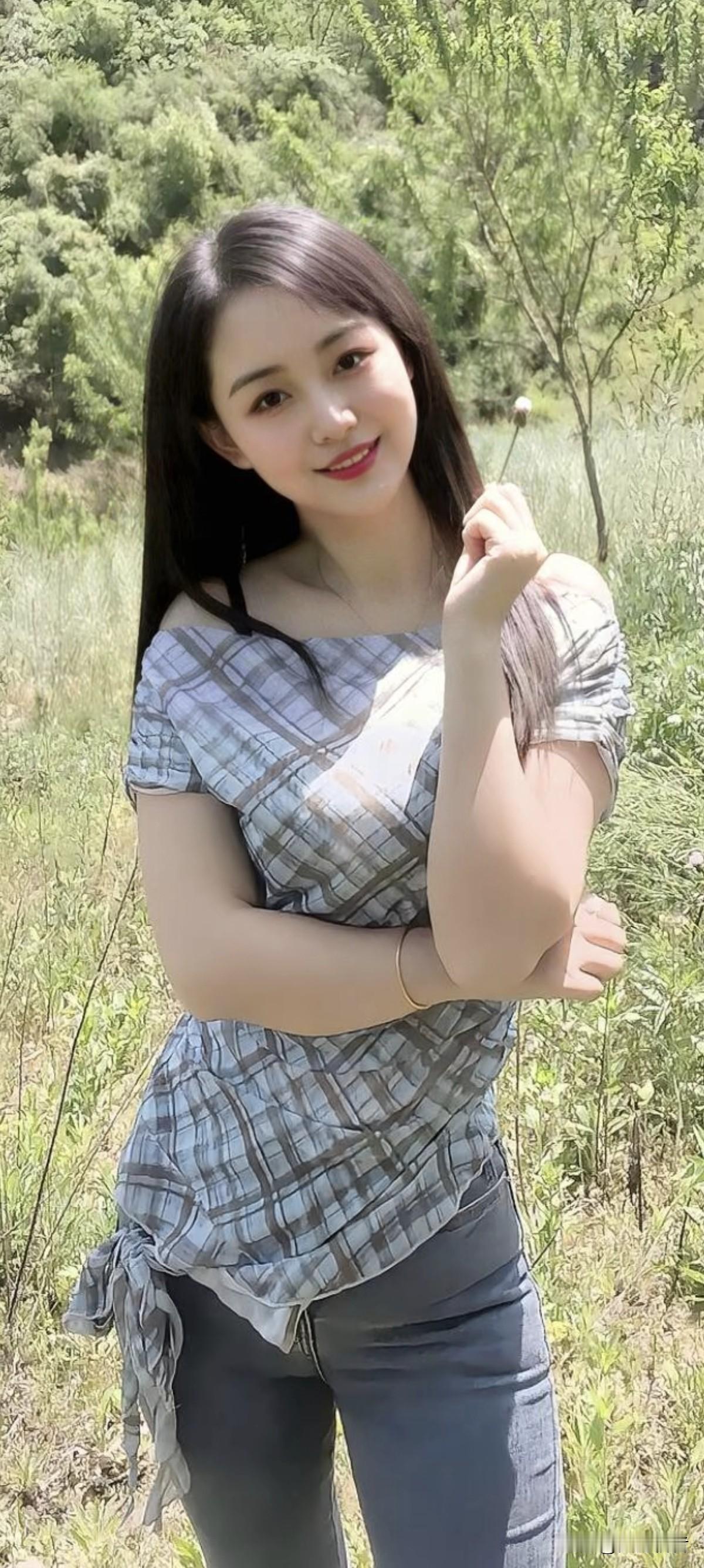 都说爱笑的姑娘运气不会差，这可不是什么玄虚之谈。那些总是笑得单纯灿烂的女生，并非