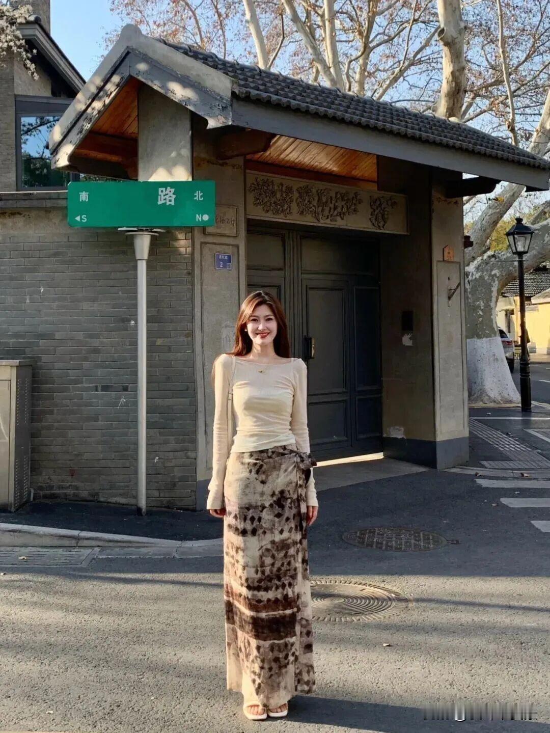 枫叶🍁|白色针织衫搭配半裙，减龄显瘦的穿搭灵感白衬衫白裙穿搭 白衬衫裙穿搭 白