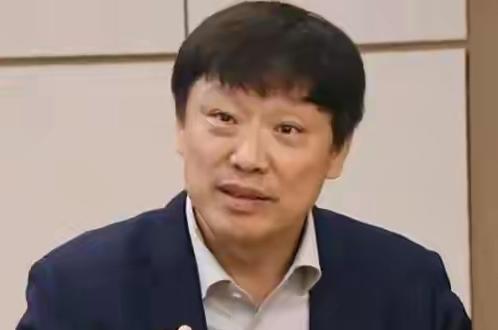胡锡进8月4日中午再次发文，规劝华为“达观面对”，还表示“华为没事，它是中国最伟