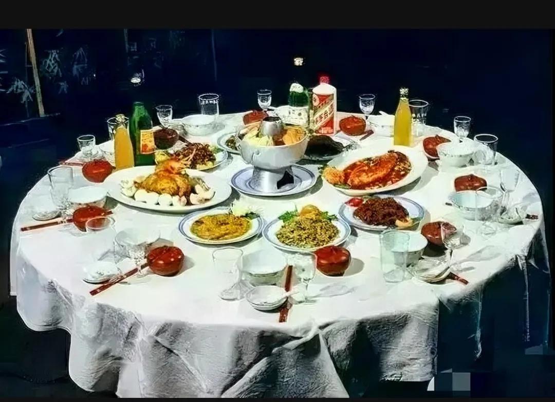1983年上海国际饭店的一桌酒席，茅台酒的价格仅为8块钱，而桔子味饮料只需两毛二