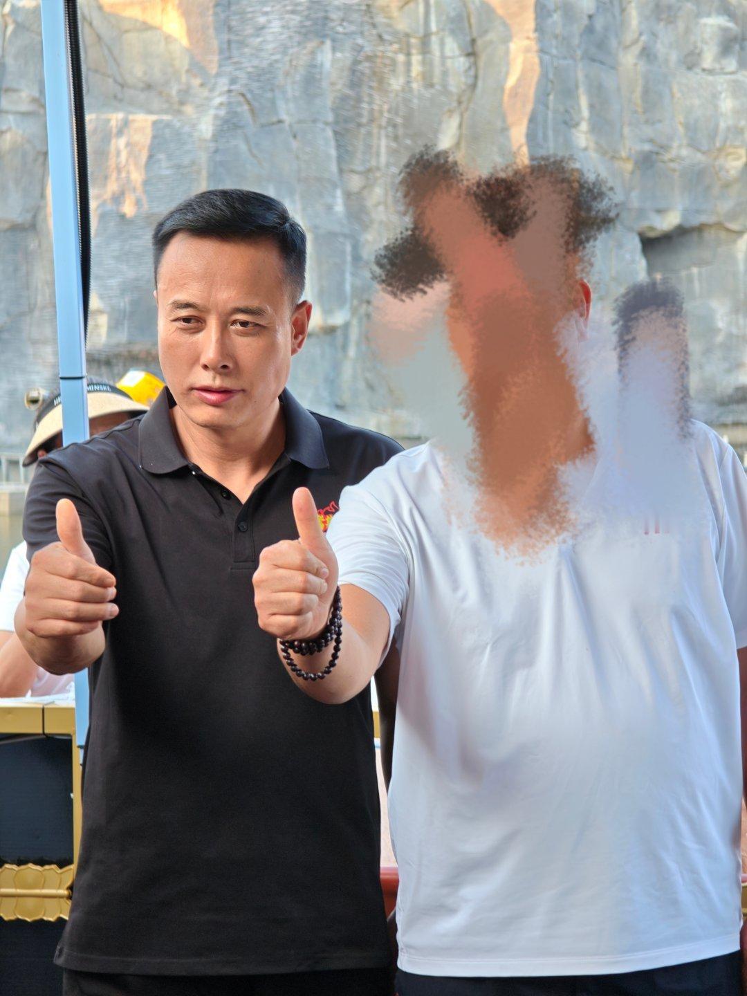 去看了一下长得像马斯克的烤肉大哥，烤斯克你们觉得他长得像吗？十分像，有几分？大哥
