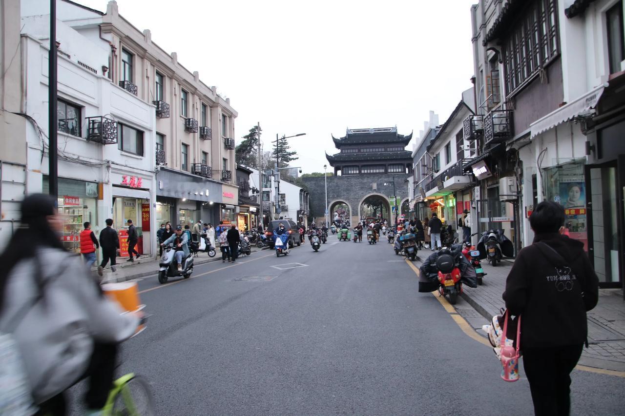 #晒晒苏州的城市风光#
我的单反相机摄影作品：闾门（闾：通天之意。）、闾门外的街