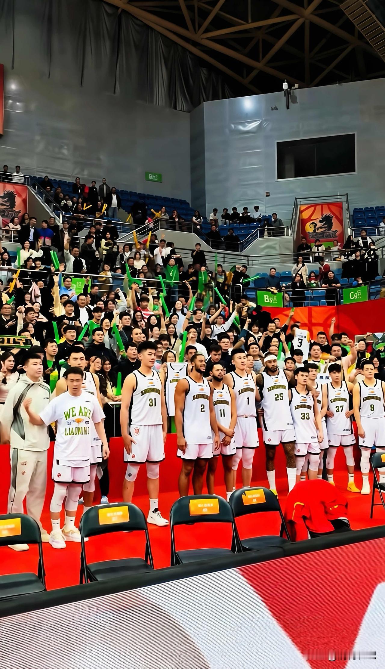 球赢，人聚，心齐，辽宁队和球迷，更是永远的双向奔赴。赛后的合影，是热爱的具象化，