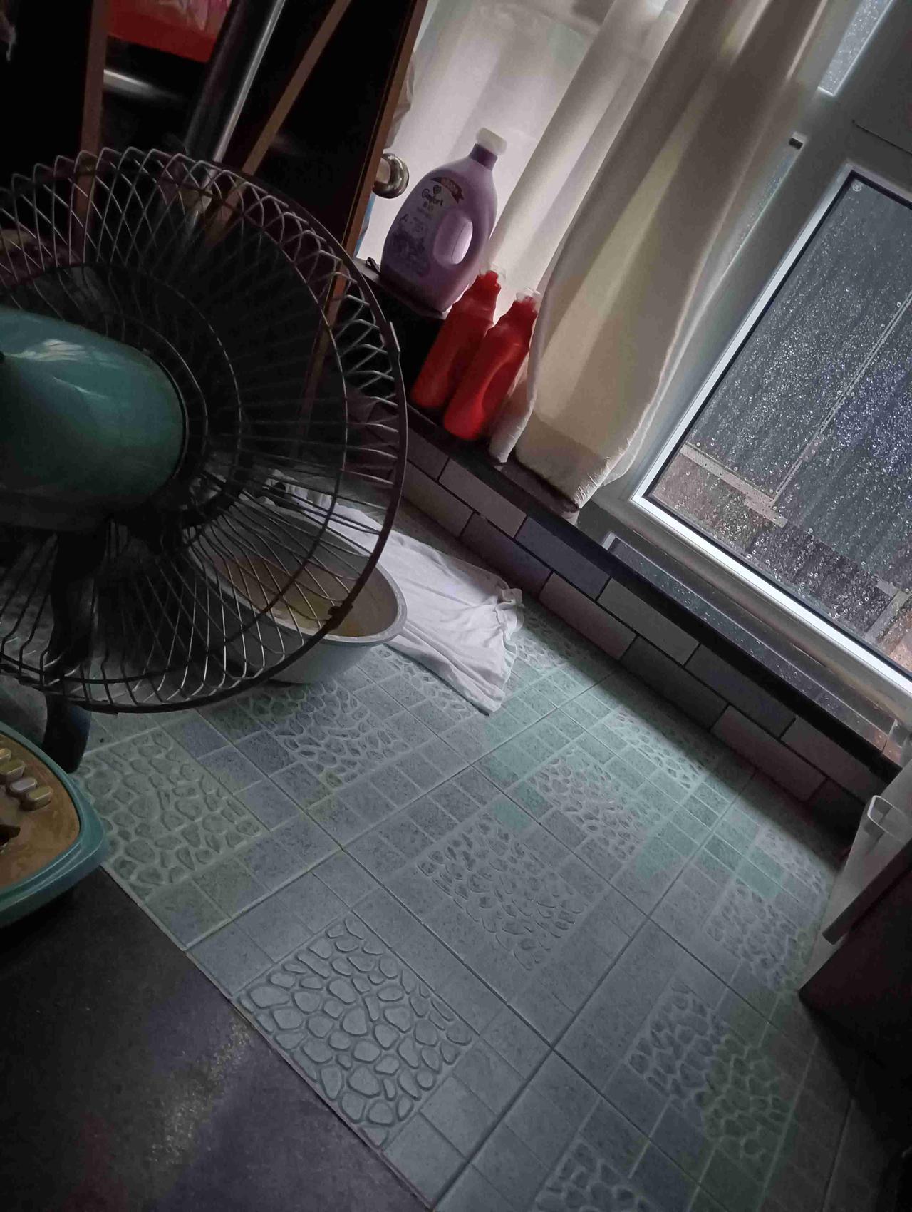 我的今日状态：😁轻松愉快
我这里的天气：🌧下雨；

外电闪雷鸣，屋内漏水漏水
