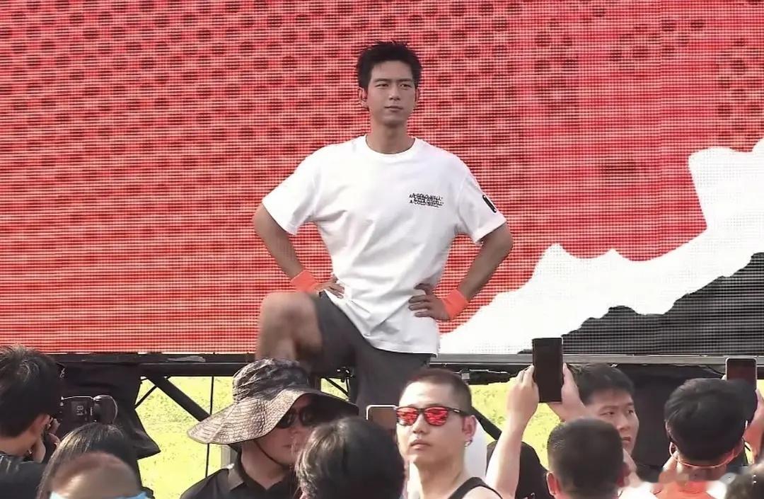 大热天的出来赚钱不容易 李现的直播都看了没 ​​​