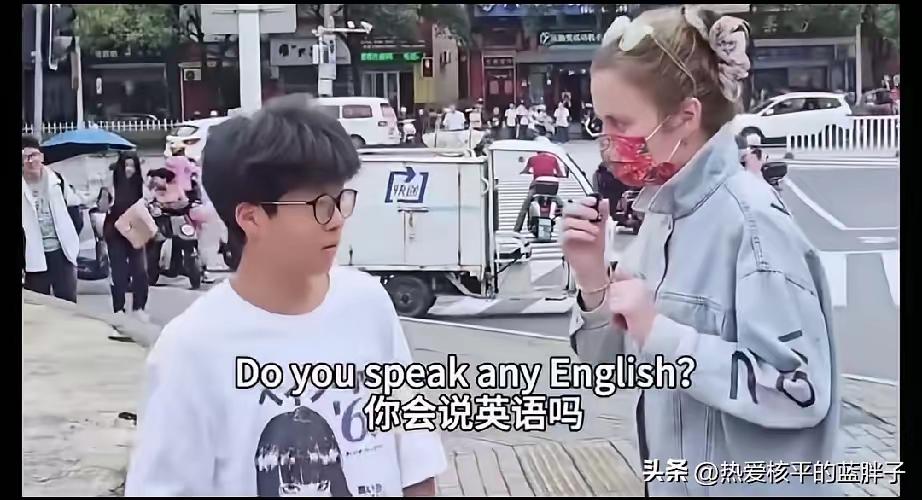 “在中国说什么英语！”
“为什么我要说英语！”
“这里是中国！”
 
外国网红街