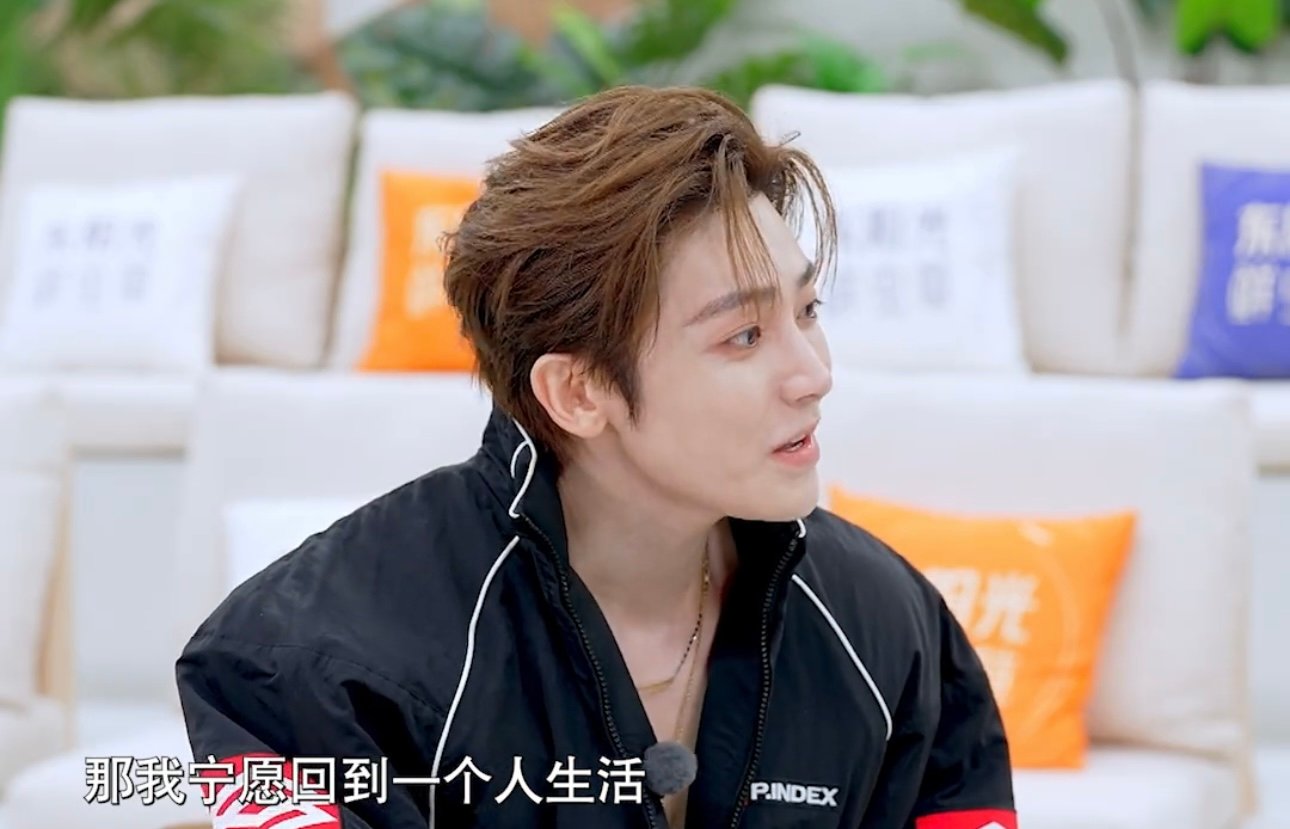 侯明昊怎么敢当着原唱的面清唱侯明昊清唱得到原唱认可侯明昊清唱都这么好听的嘛，好好