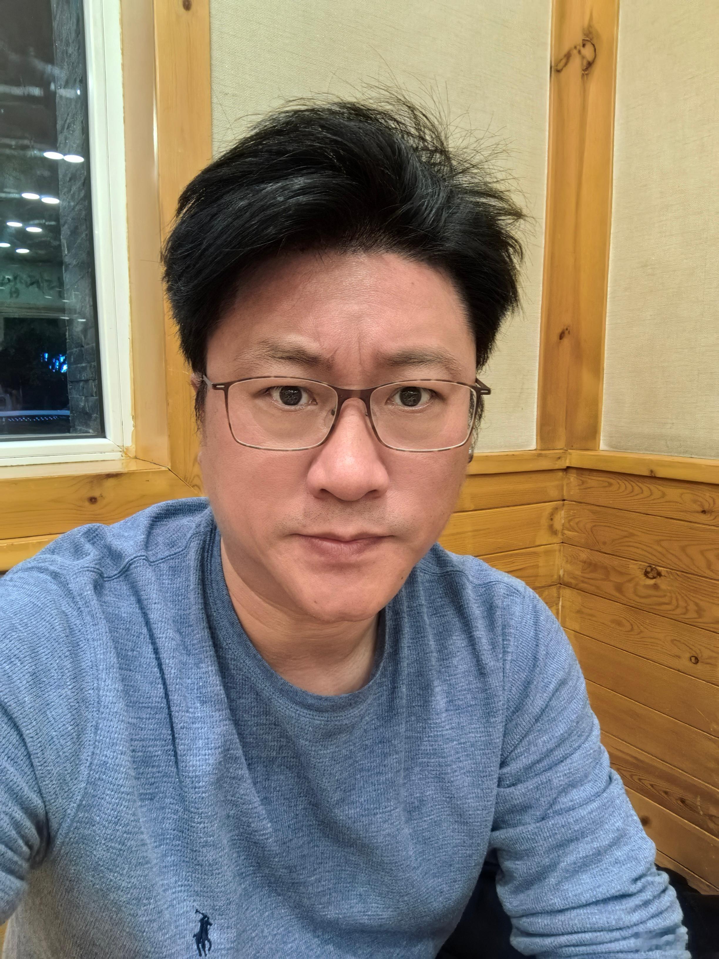 自拍一下，跟小鲜肉比颜值确实算不上头部了，但胜在发量可观。我的很多同学拍清宫戏都