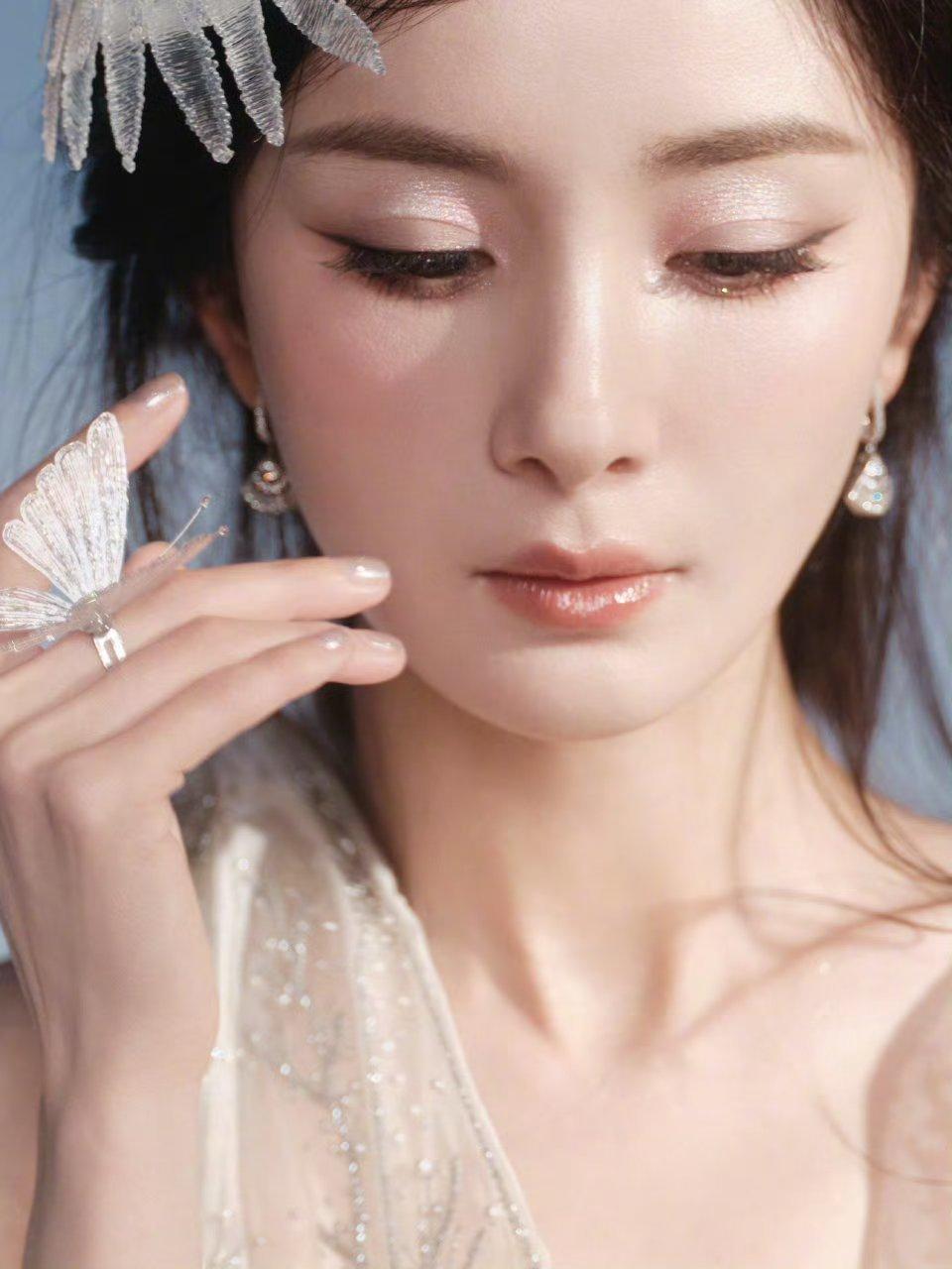 杨幂～～杨幂[超话]杨幂[超话]杨幂彩带下比心 ​​​