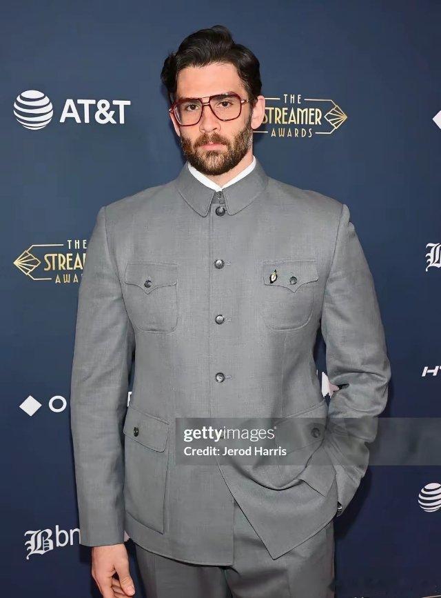 这美国博主挺有意思 —— 先去天安门看升国旗，说感受到荣誉感，觉得中国这样的社会