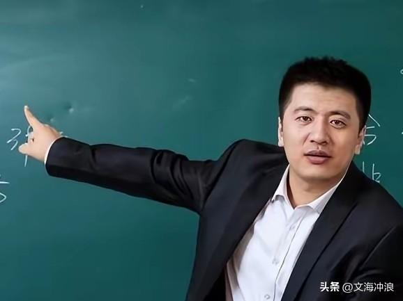 中国文艺评论家如此评价张雪峰！
这位评论家说
特送给张雪峰12个字
人生的铺路者