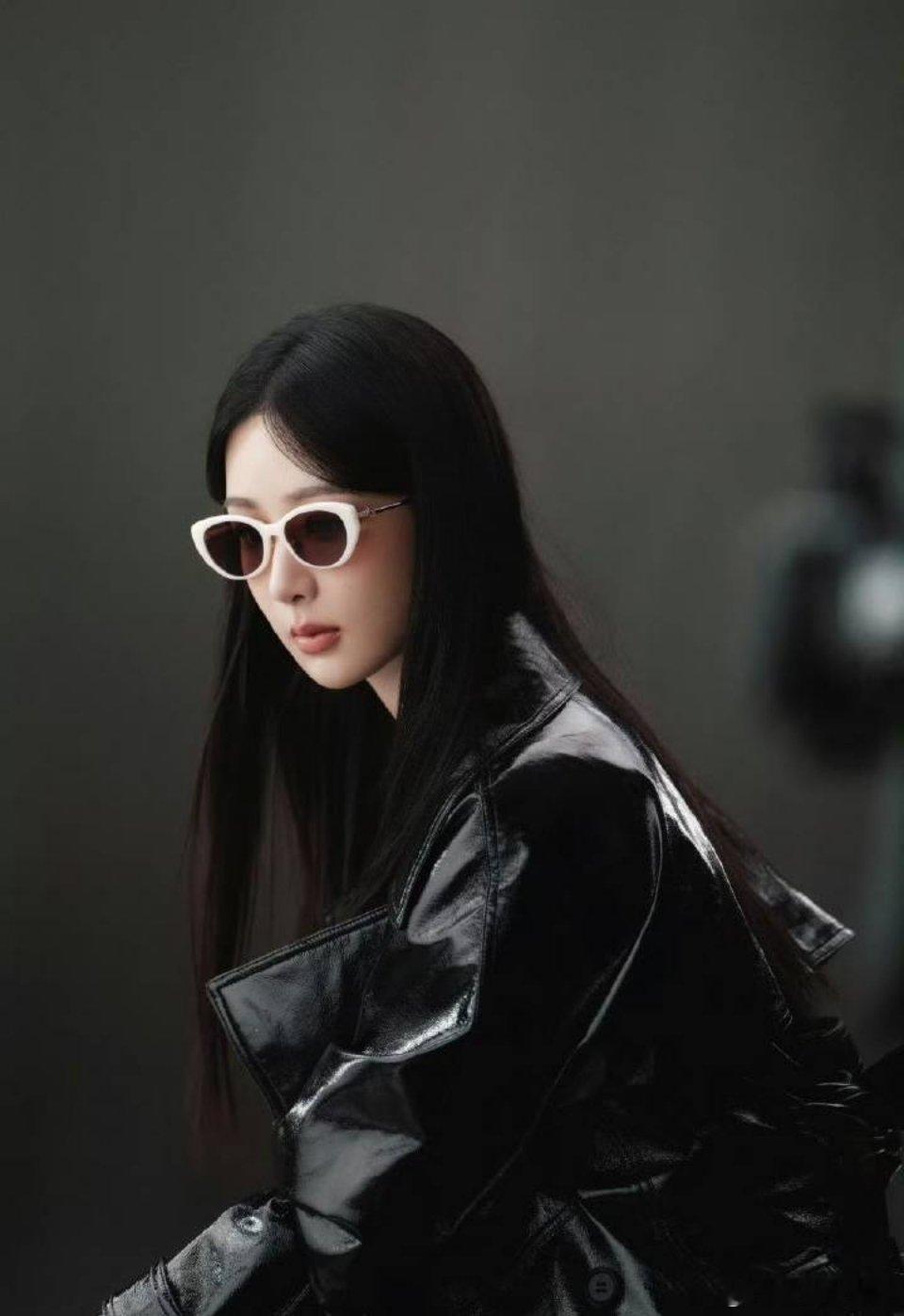 杨紫酷妹打扮但甜妹本质🥺 ​​​