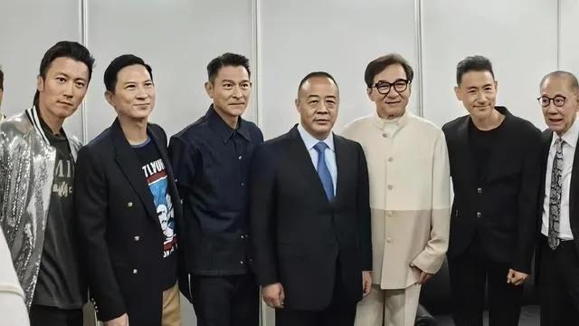 香港娱乐圈的巨星与行业大佬同框：
从左到右分别是帅气逼人的谢霆锋，金像奖影帝张家