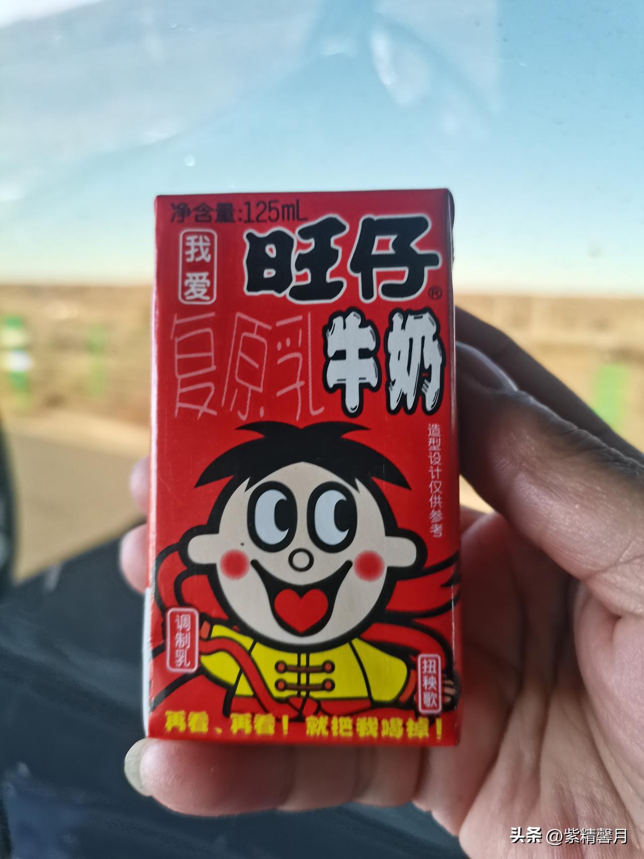 秋天的草原和夏天完全不是一种感觉，没有满眼翠绿，取而代之的是大片温柔的金黄。整条