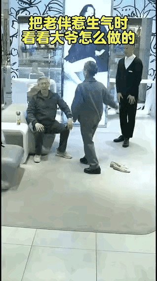 大爷真的是你大爷，被老伴打了不但不生气反而把老伴拉住给老伴跳舞，直到老伴由怒转为