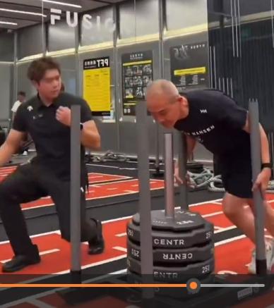 配图展示了现年75岁的亿万富翁王石先生在健身房里进行的一系列高强度训练场景——包