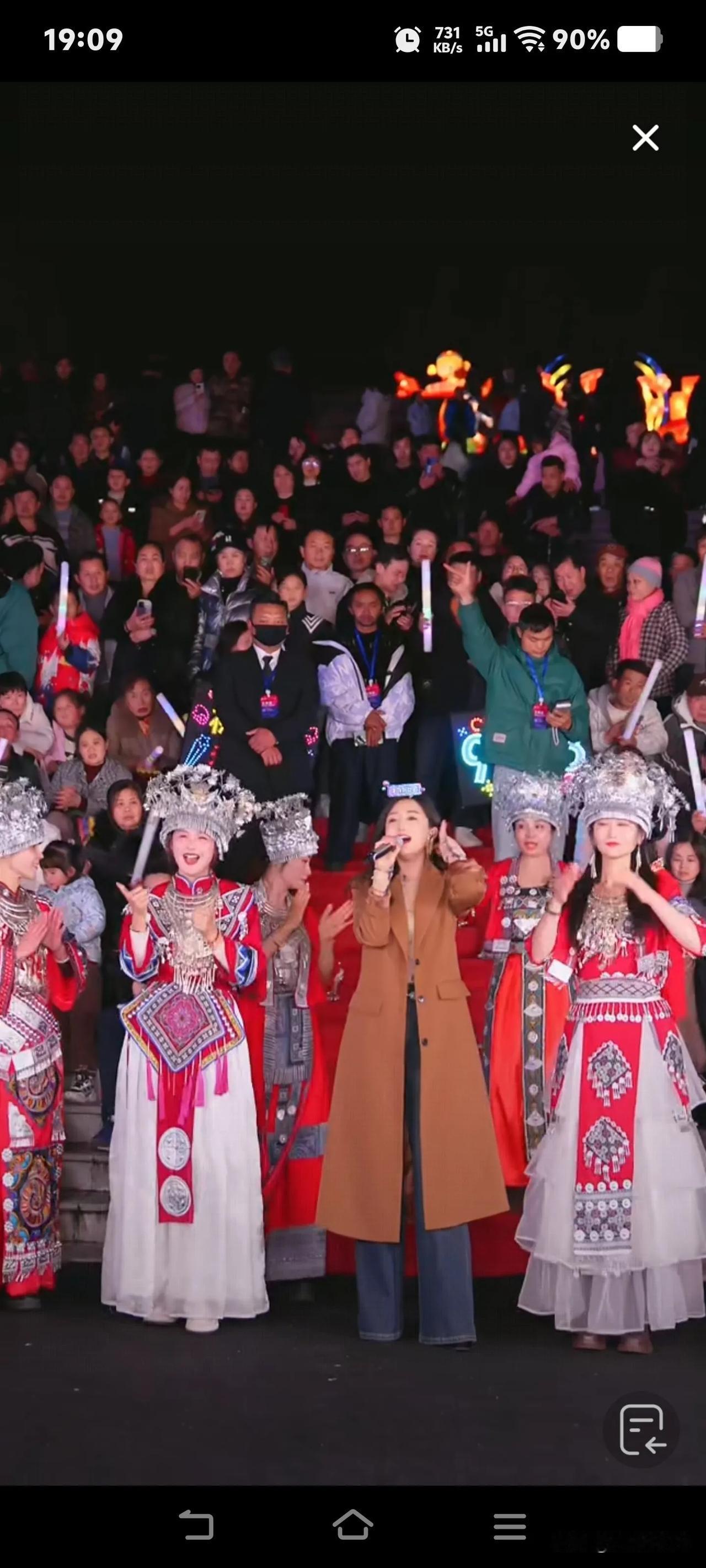 杨雯梓今晚8点档力压黑妹拿下小时榜第一，这一段时间只要郭有才不开播这个时间段基本