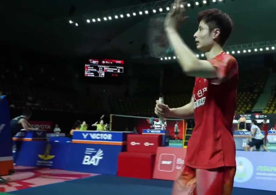 石宇奇2-0战胜李卓耀，顺利晋级泰国羽毛球公开赛男单八强
