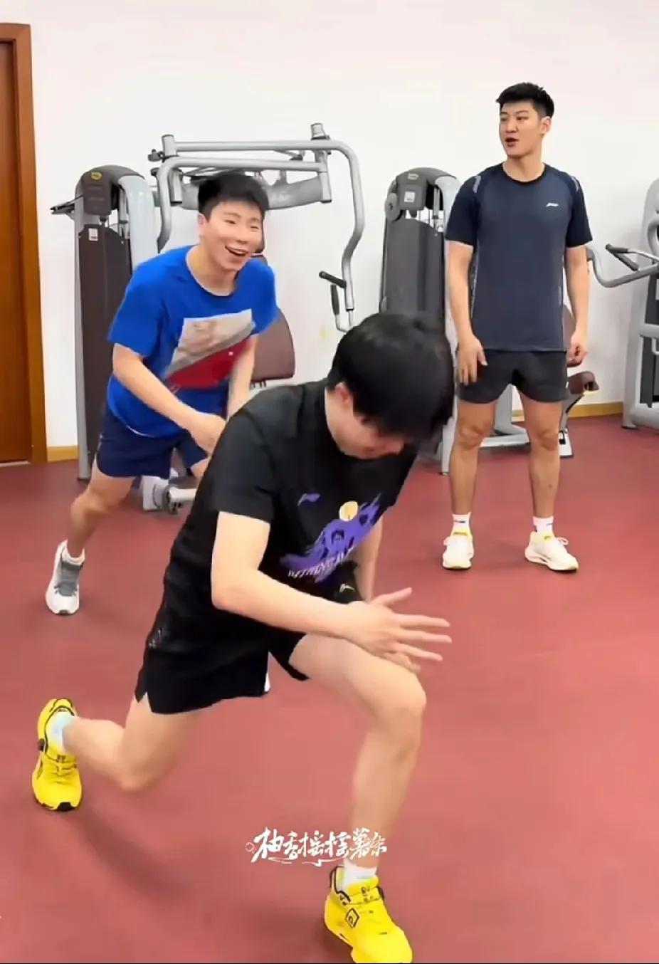 国乒训练馆日常大公开~ 训练里各种有趣瞬间，直接把快乐拉满🎊
 
看这弓步、跳