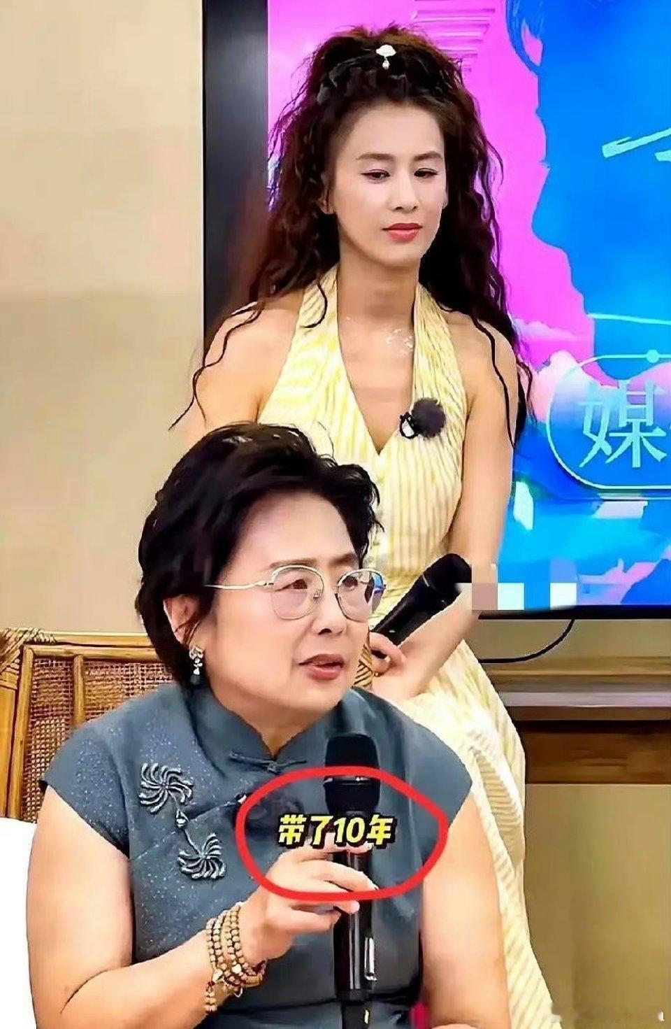 圣依妈妈最新采访直接掀了杨子家的老底，那个抢着喂安迪吃饭的"神仙奶奶"，压根没带