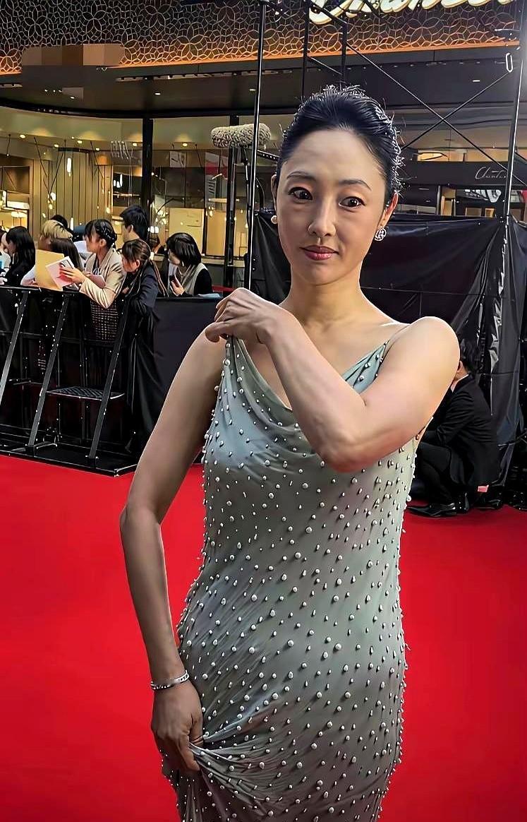 生图里的白百合状态真是不行，

那身缀满珠子的裙子穿在她身上，反倒把腰腹间的肉感