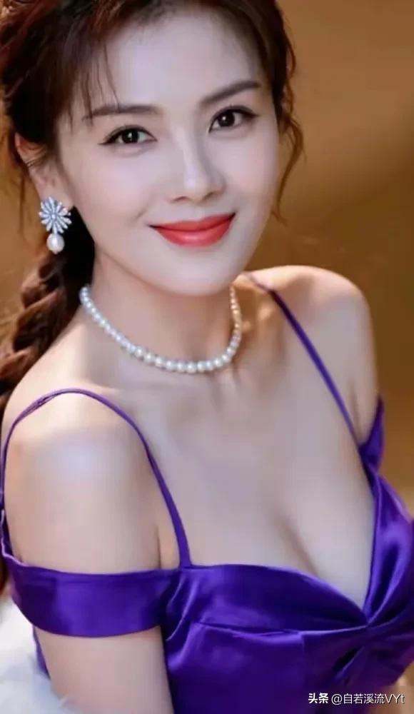 七律·咏刘涛
 
柔鬟巧辫绾清妍，紫缎轻裙衬玉肩。
珠链萦颈凝月色，星钗垂耳漾清