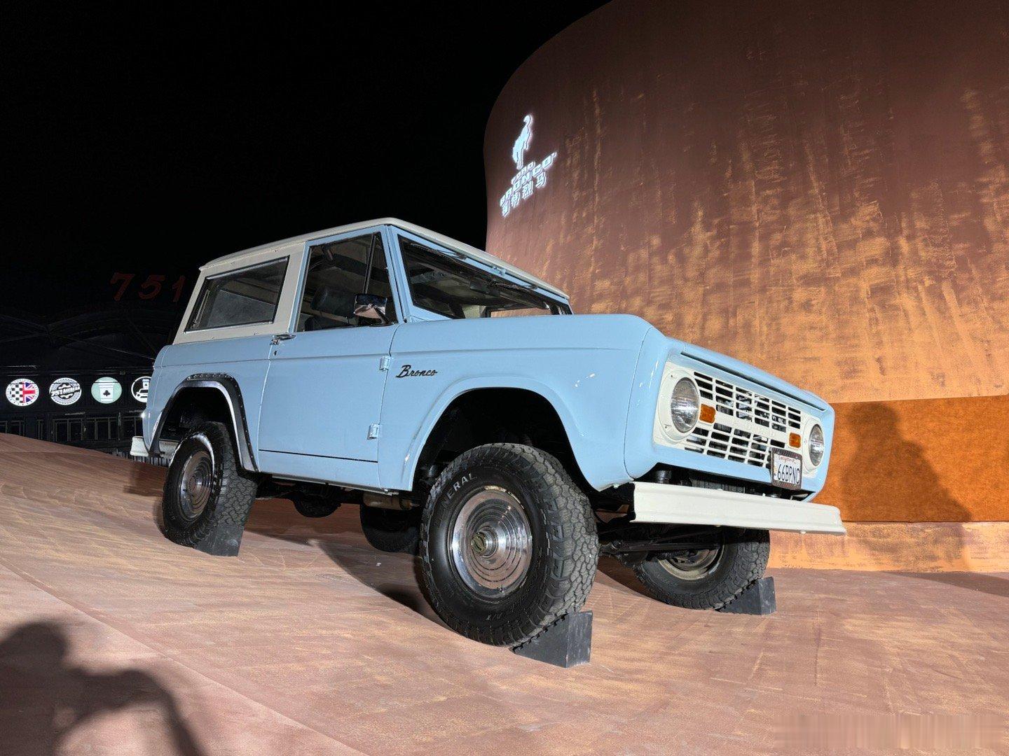 晚上去了798的独特纵横活动，北京站有个大彩蛋！就是这台1966年的Bronco
