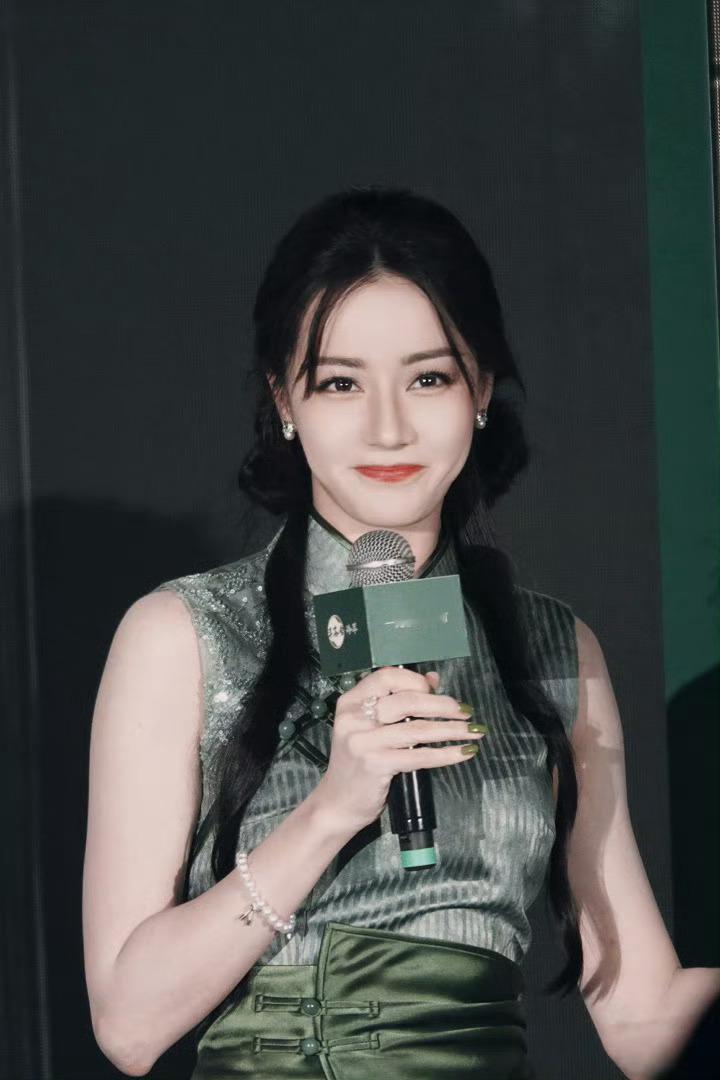 迪丽热巴[超话]迪丽热巴益起来 dlrb每日一善生活，在坎坷中前行；在忙碌中收获