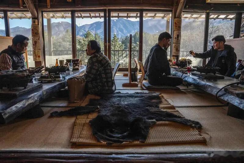 日本人开始吃熊肉🐻熊吃倭，倭吃熊总会到平衡点的都到高档餐厅了，开始储存熊肉了，