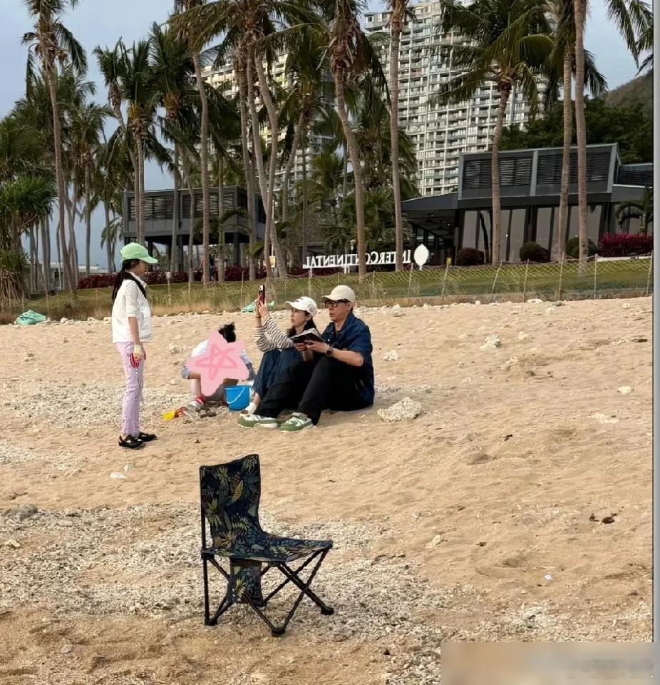 晒到黢黑，半蹲着给继女当保镖。董璇这个新老公，有点东西。  春节的三亚，人来人往