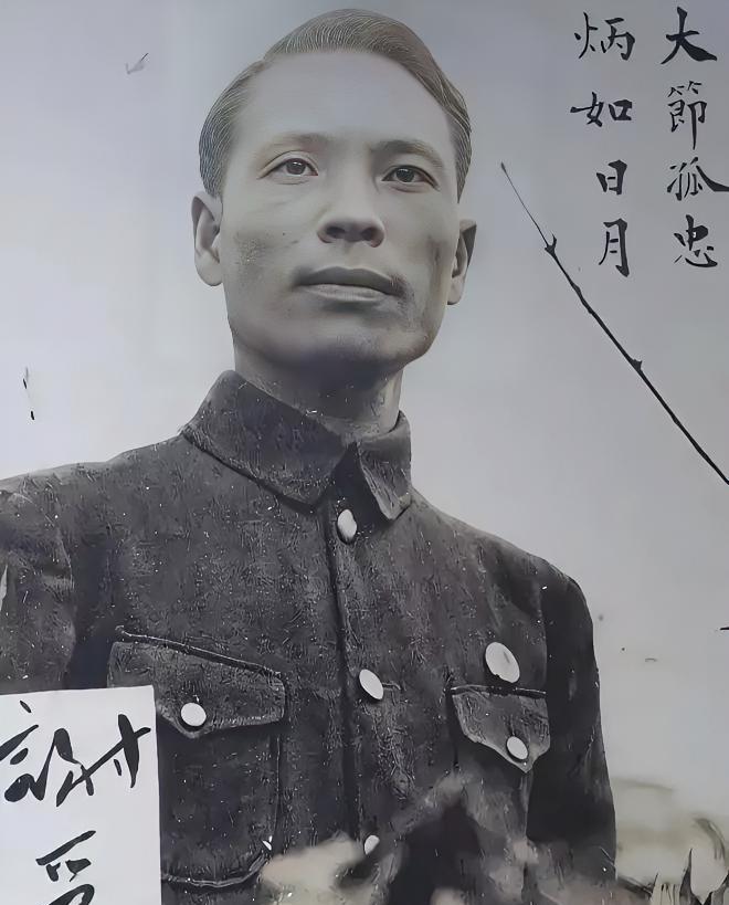 1941年4月24日早上六点，谢晋元在孤军营操场被四个兵围住捅死。
他刚训了两句