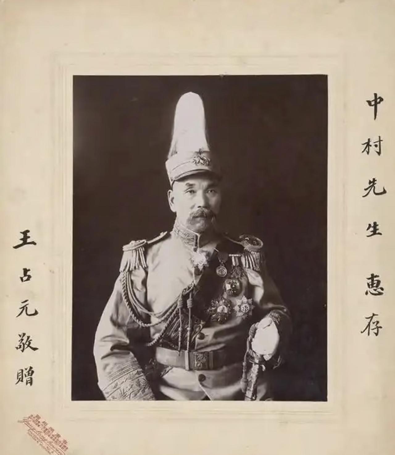 别以为北洋军阀留下的老照片都是没用的摆拍，这张90多年前的上将赠照，藏着民国初年