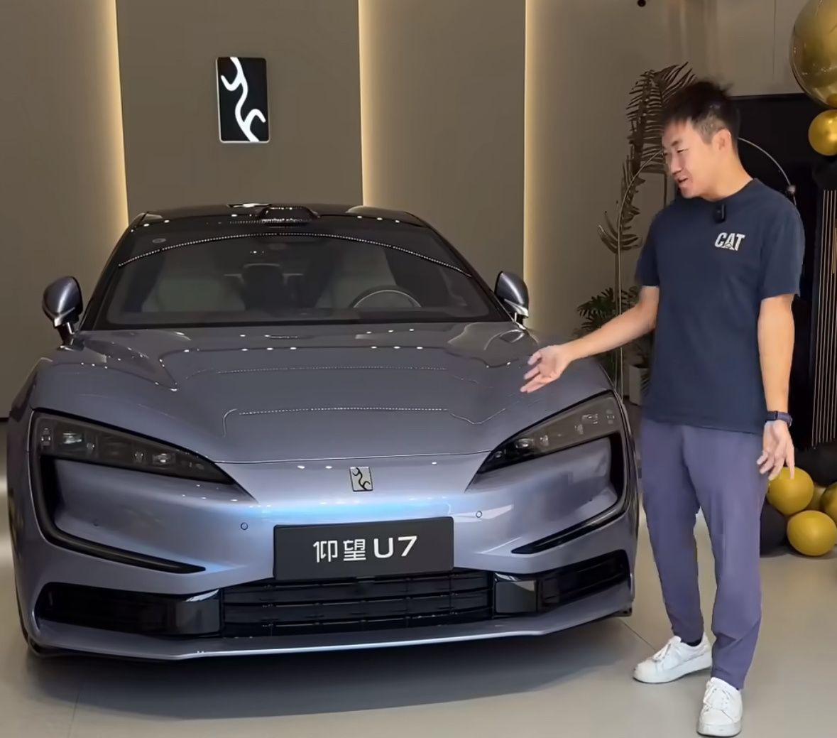 这个38号现在跟比亚迪关系这么好吗？[允悲]他又提了一脸仰望U7 PHEV，紫色