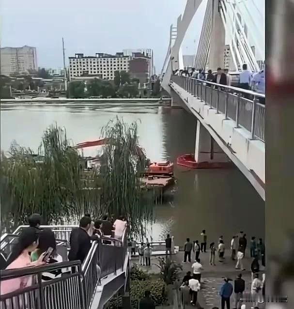 新郎父母清醒了！
儿子已经跳河没了，女方表示，会尽快去看看周某某！
自己辛辛苦苦