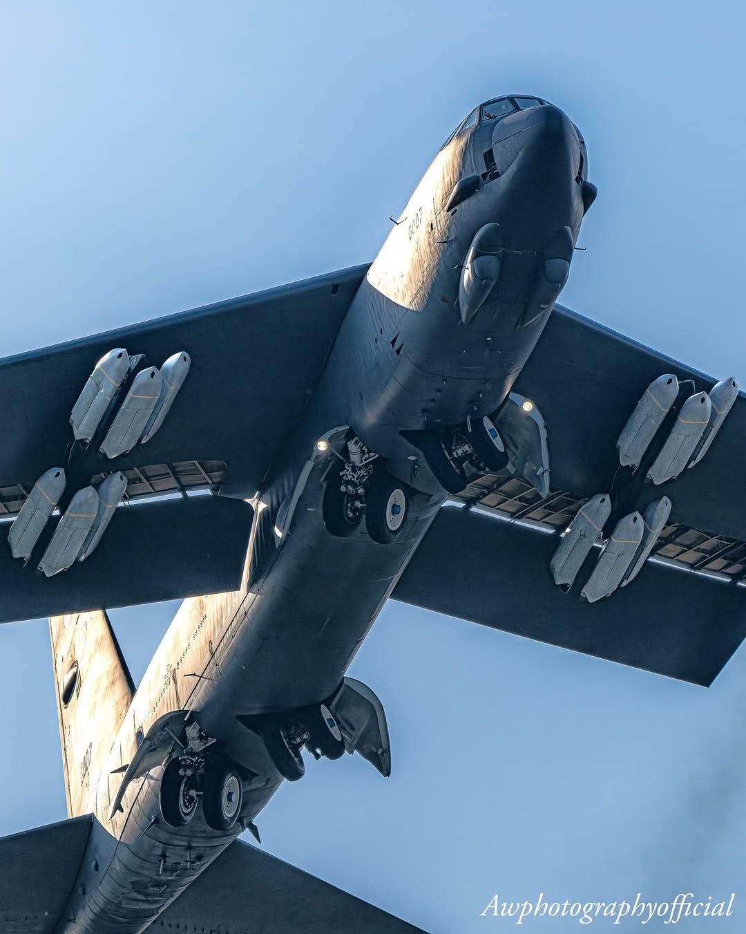 来自美国米诺特空军基地的B52-H 轰炸机从英国皇家空军费尔福德起飞，装备了十二