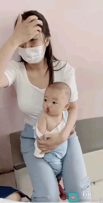 看小朋友小嘴嘟嘟的，心想，轻点，我好怕，疼不疼，当护士打完针后，小朋友终于忍耐不