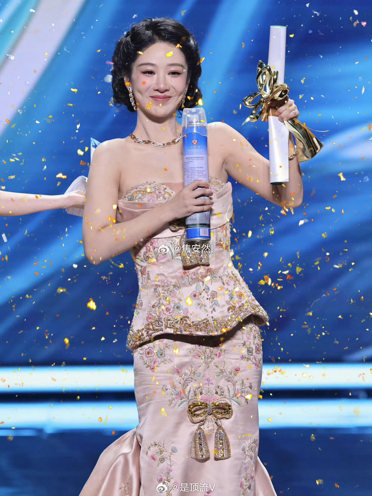 杨紫拿白玉兰视后，没有争议，只有破防的黑粉！支持杨紫维权！杨紫获白玉兰视后为何争