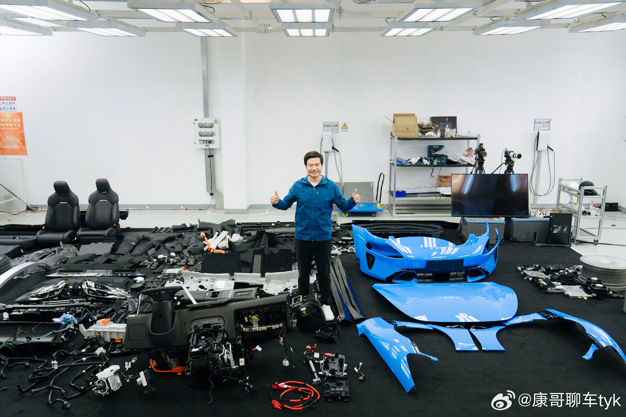 新一代su7有一说一，一家车企的老板，敢在直播间把自家的车拆成这样展示出来，真的