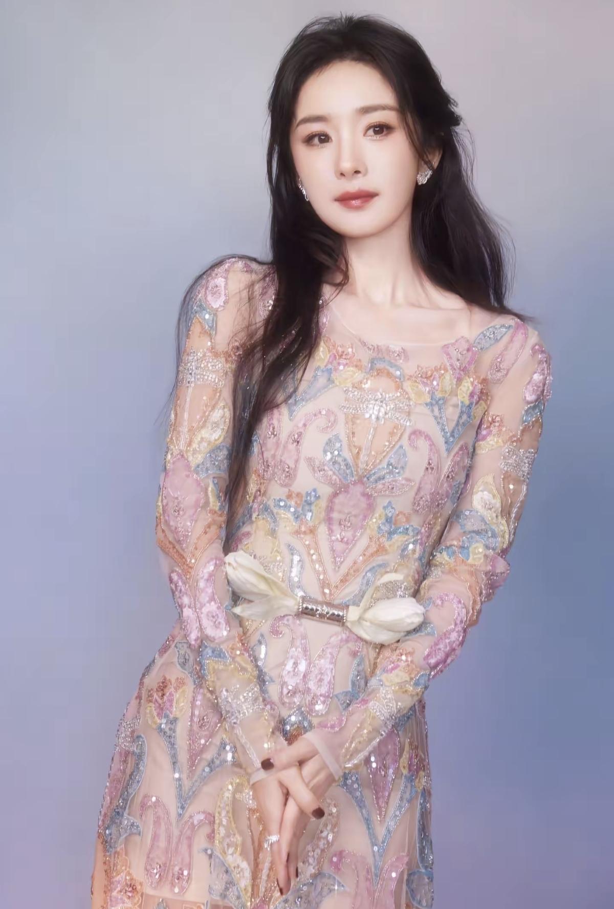 流光漫过衣间的佩斯利花纹[给力]粉调纱裙裹着温柔的光[加一]是杨幂，也是此刻最动