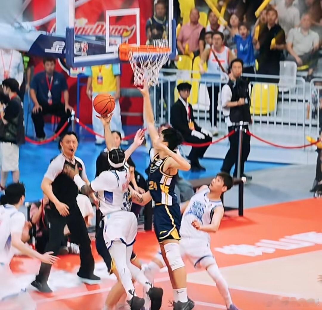 再看一遍崔永熙这记制胜封盖真是过瘾，宁波小外援都被帽懵了，坐在地上久久没缓过来广