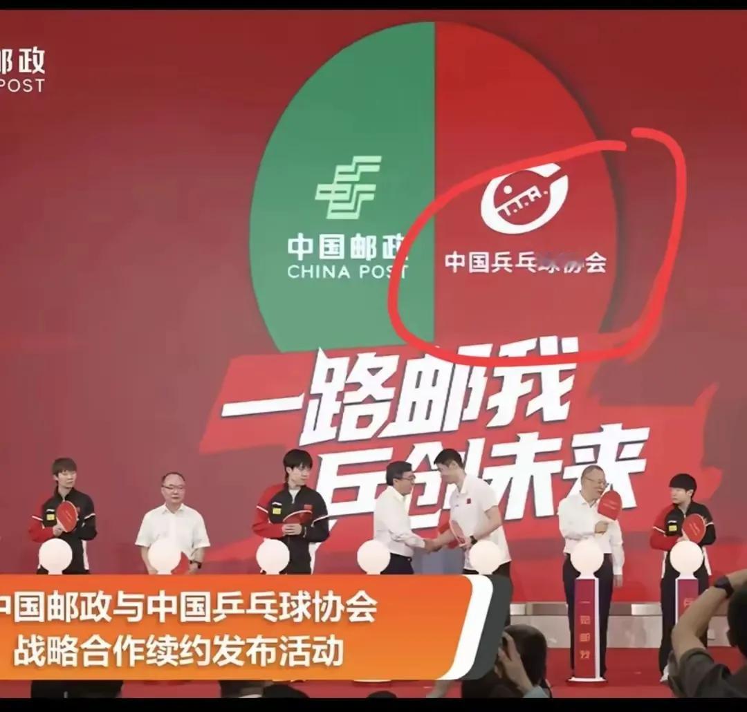 中国邮政大乌龙！这下尴尬了！
这是谁家做的背景海报，负责的人得挨批评了！
这种大