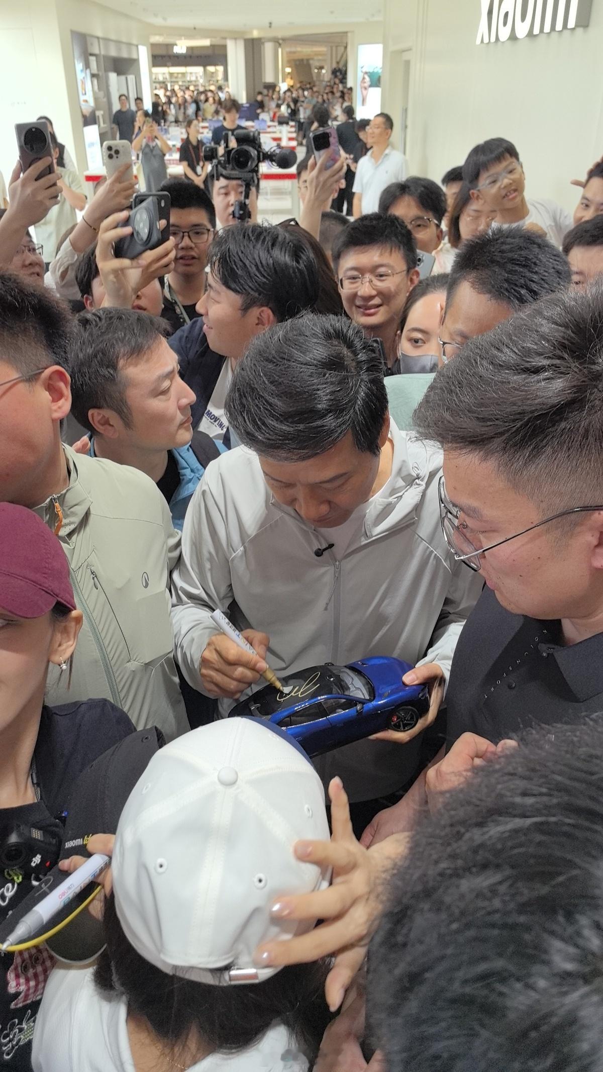 雷军现身武汉小米门店，还去吃了武汉热干面，这行走的流量，其他家的老板都很羡慕啊，