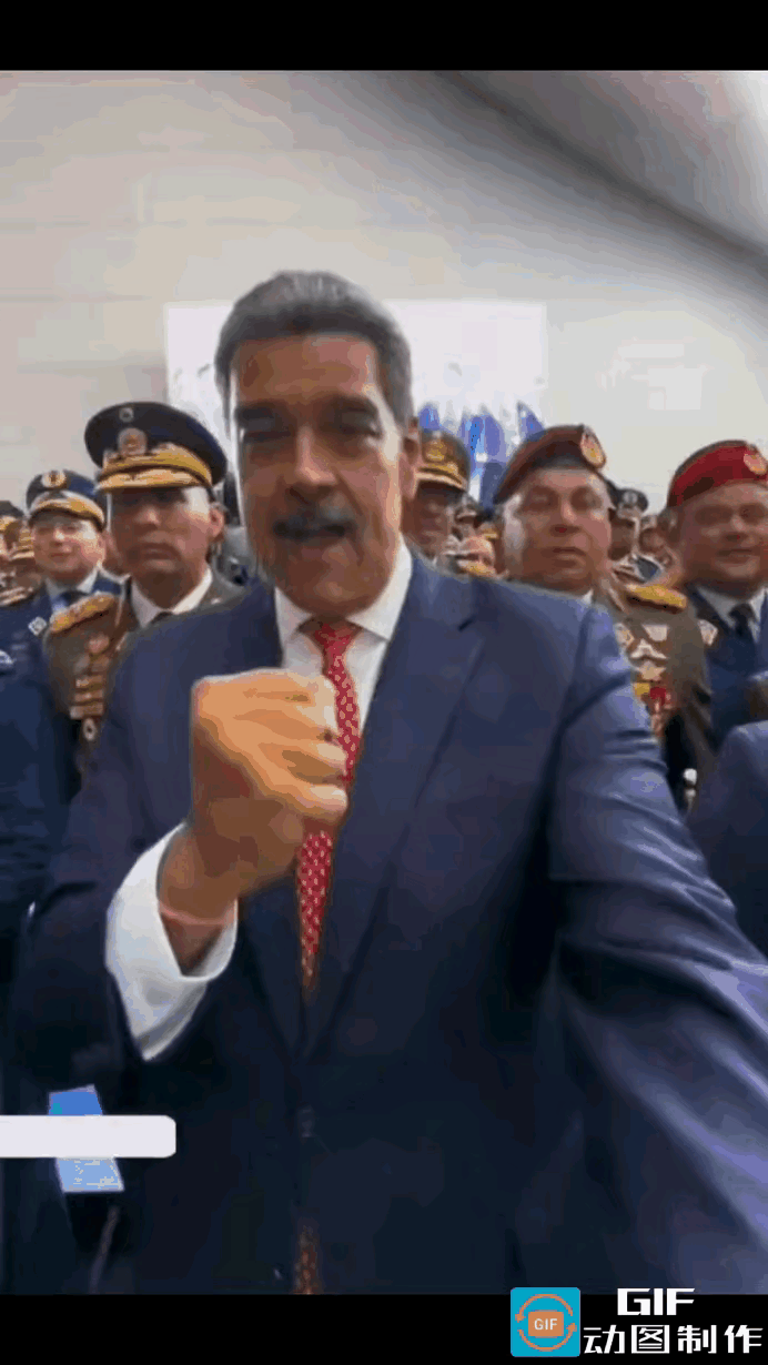 满室金星闪耀、勋章映胸的将军，口号喊得慷慨激昂，热泪纵横，声震穹顶。不过一个小时