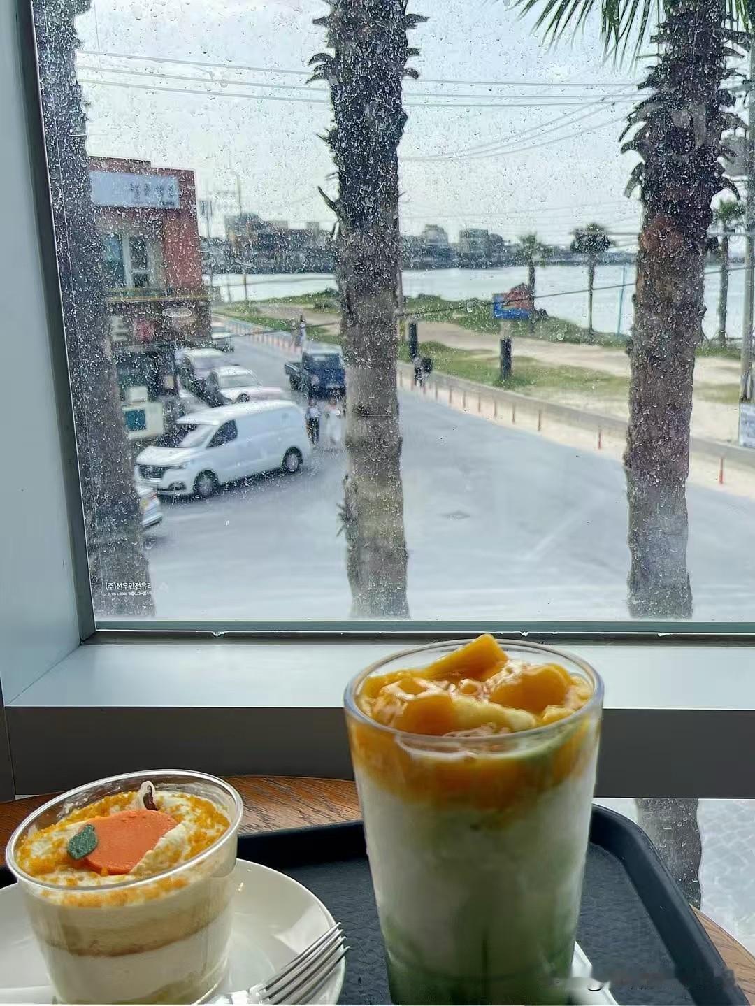 没有想到香港的实习也如此的卷。儿子因为马上到来的暑假，还有一个小学期，初步选择在